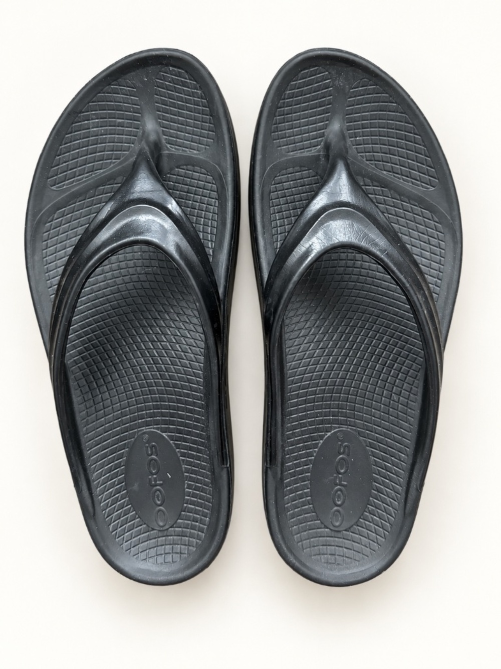 OOFOS OOlala recovery sandals in black size 8